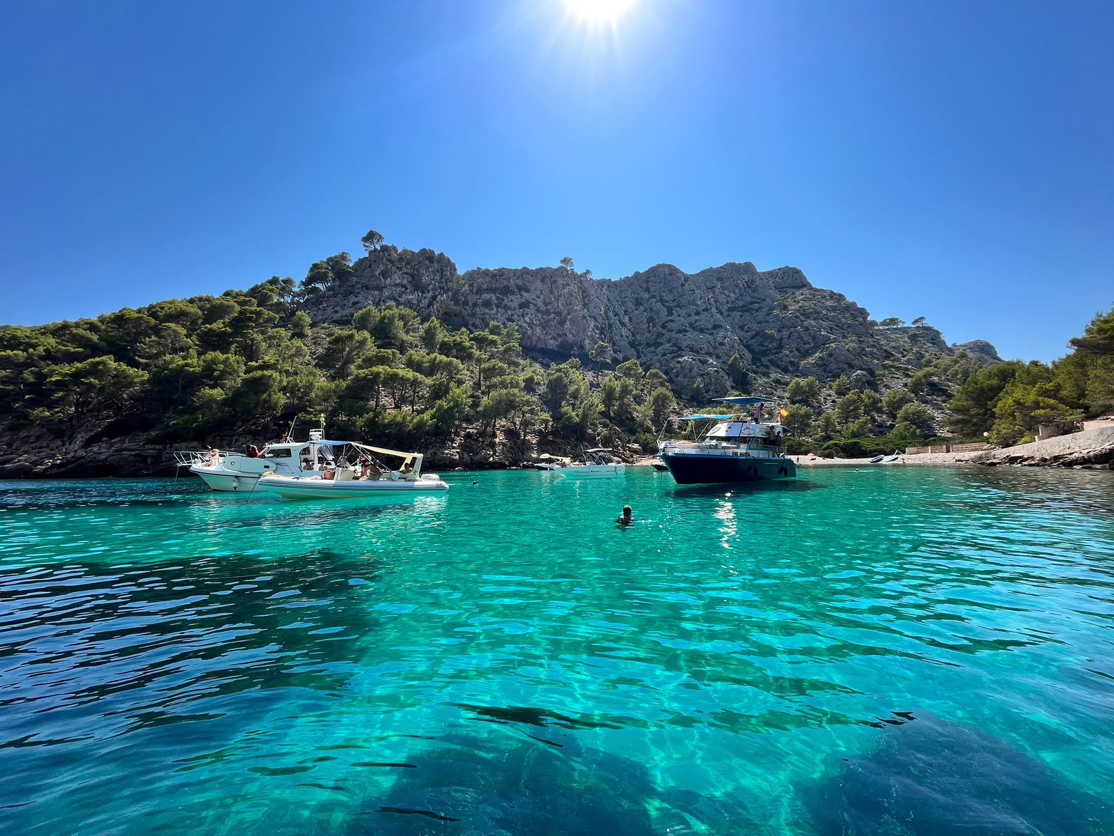 Cala de aguas turquesa en el norte de Mallorca