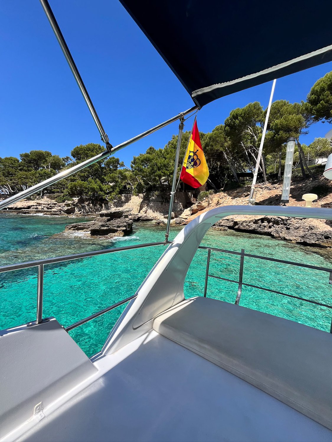 Flybridge del Zafiro con zona de sombra